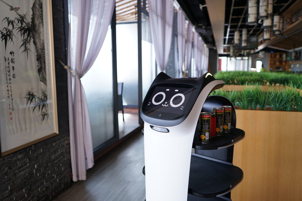 Servierroboter BellaBot Restaurant Getränkedosen