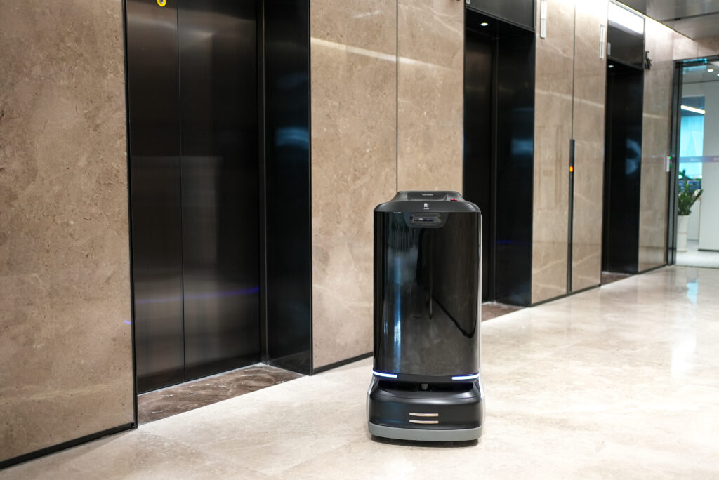 FlashBot Lieferroboter vor einem Aufzug in einem Hotel