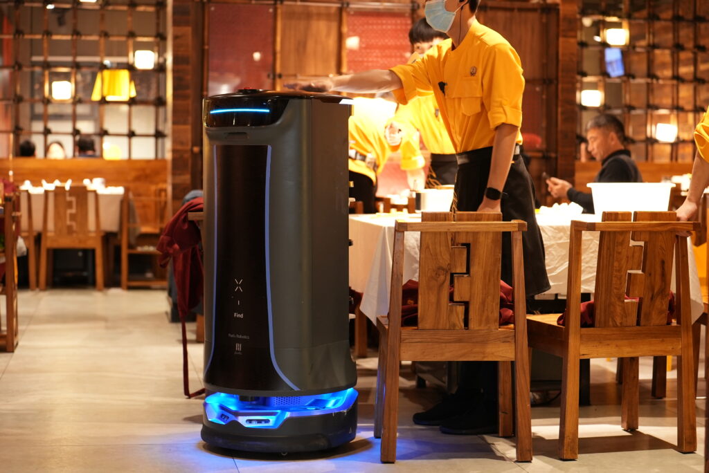 HolaBot der Abräumroboter von PUDU im Restaurant Mensch
