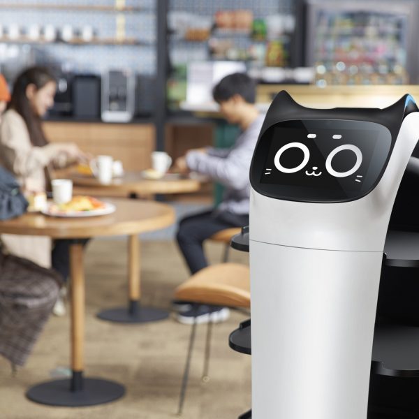 BellaBot Servierroboter in der Kantine mit Menschen im Hintergrund