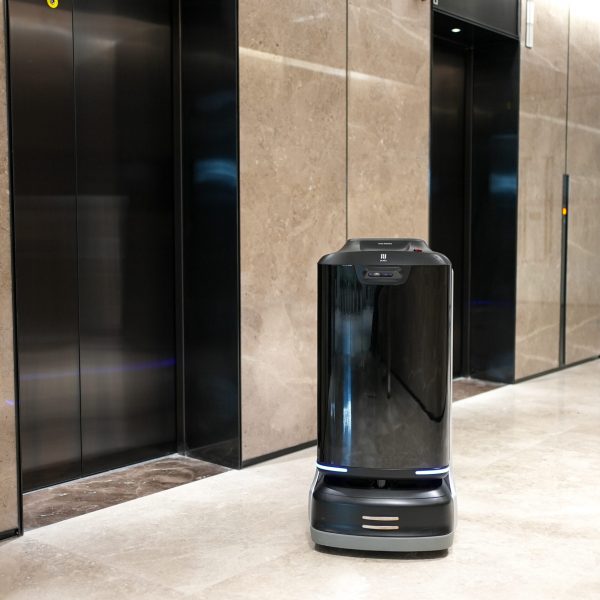 FlashBot Lieferroboter vor einem Aufzug in einem Hotel
