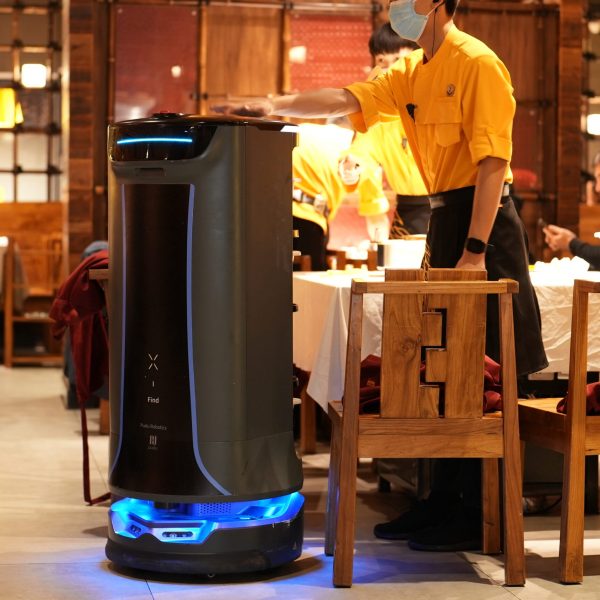 HolaBot der Abräumroboter von PUDU im Restaurant Mensch