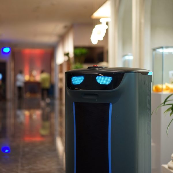 HolaBot Abräumroboter obere Vorderansicht